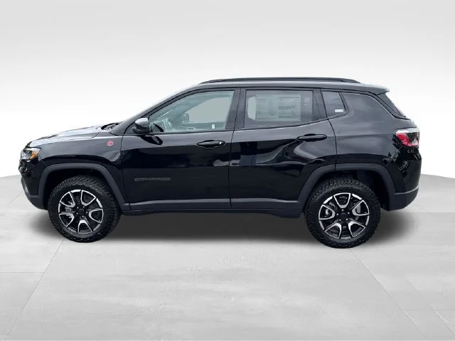 New 2026 Diamond Black Crystal Pearl-Coat Exterior Paint Jeep Trailhawk image 4
