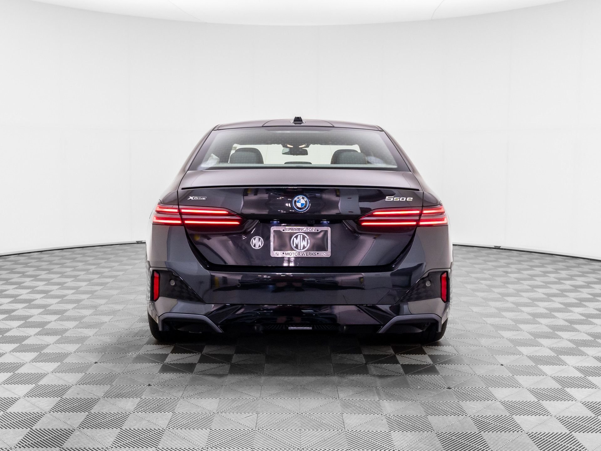 New 2027 Black Sapphire Metallic BMW 550e xDrive image 4