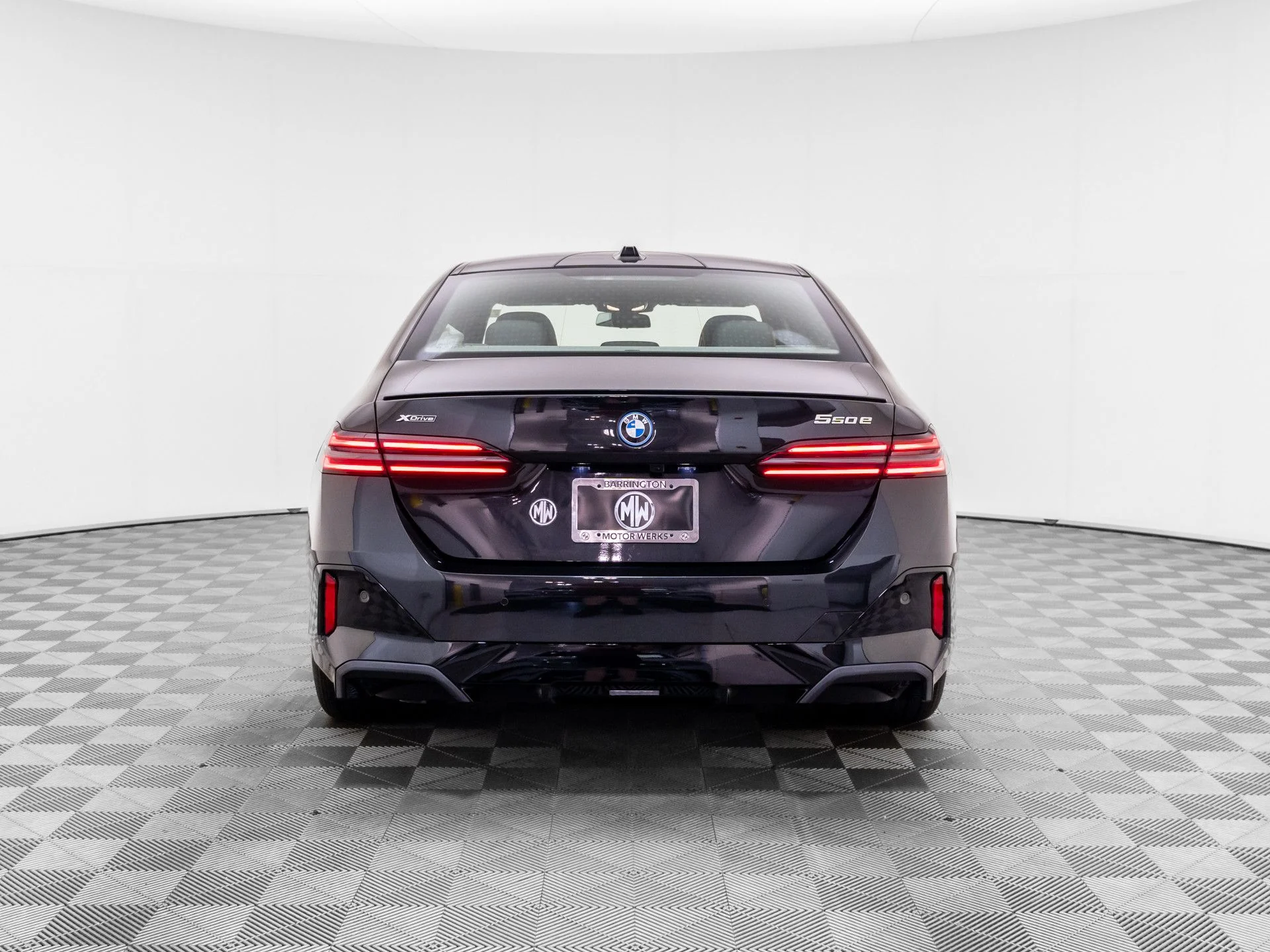 New 2027 Dk. BMW 550e xDrive image 4