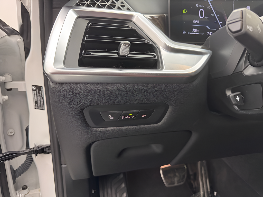 Used 2025 White Metallic BMW xDrive40i image 19