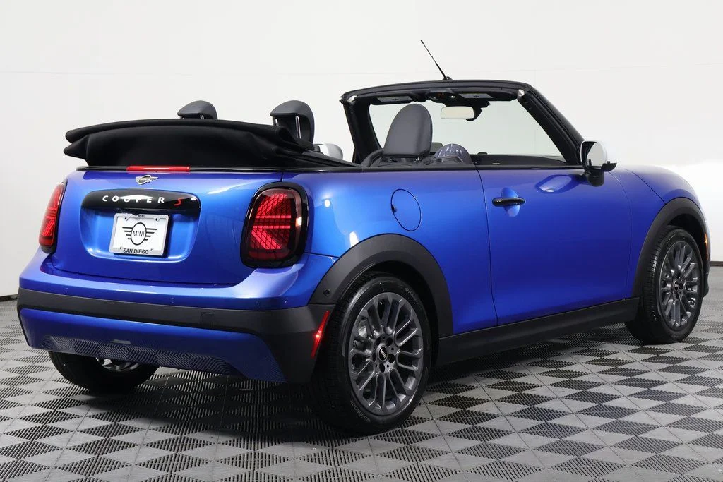 New 2026 Blue Metallic MINI Signature Plus image 3