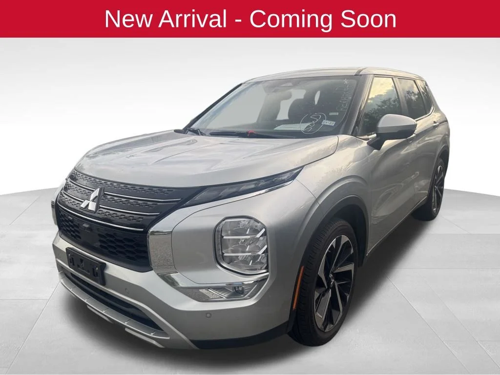 Used 2024 Silver Mitsubishi SE image 2