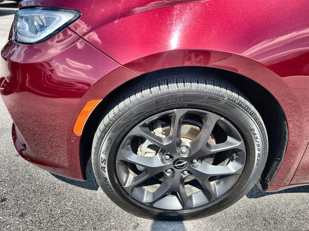 Used 2022 Red Chrysler Limited image 10