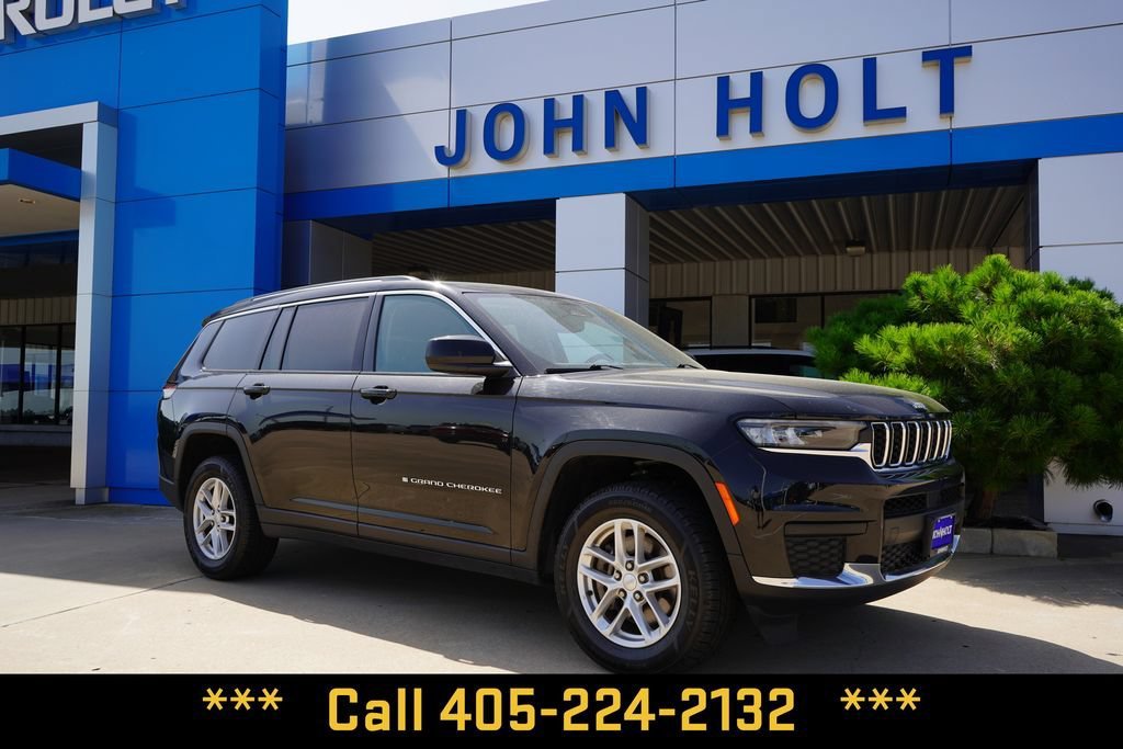 Used 2023  Jeep Laredo image 2