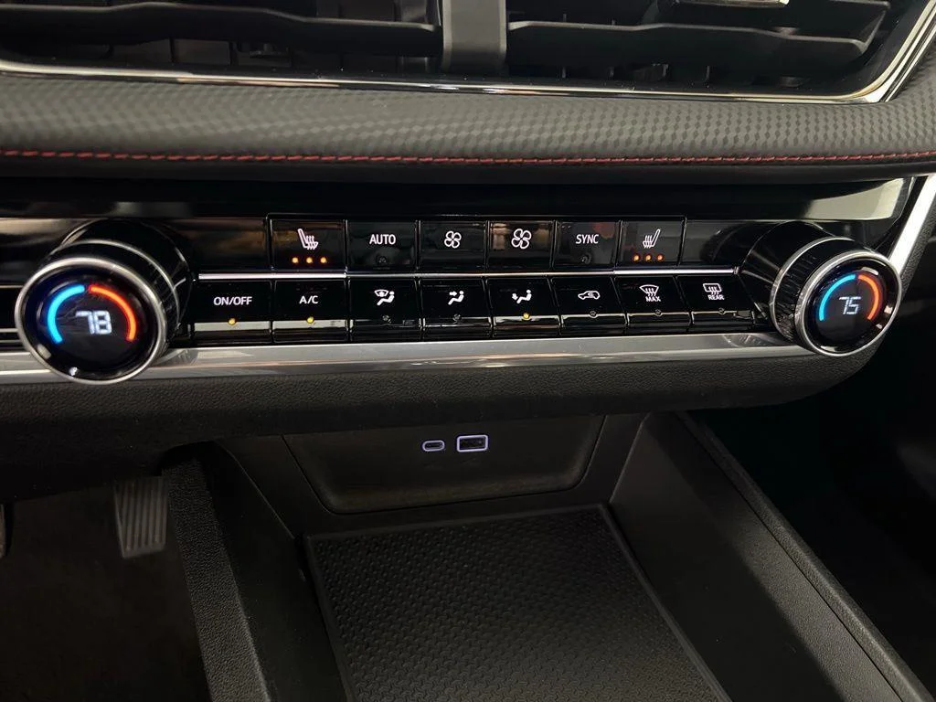 Used 2025 Pearl Chevrolet RS image 23