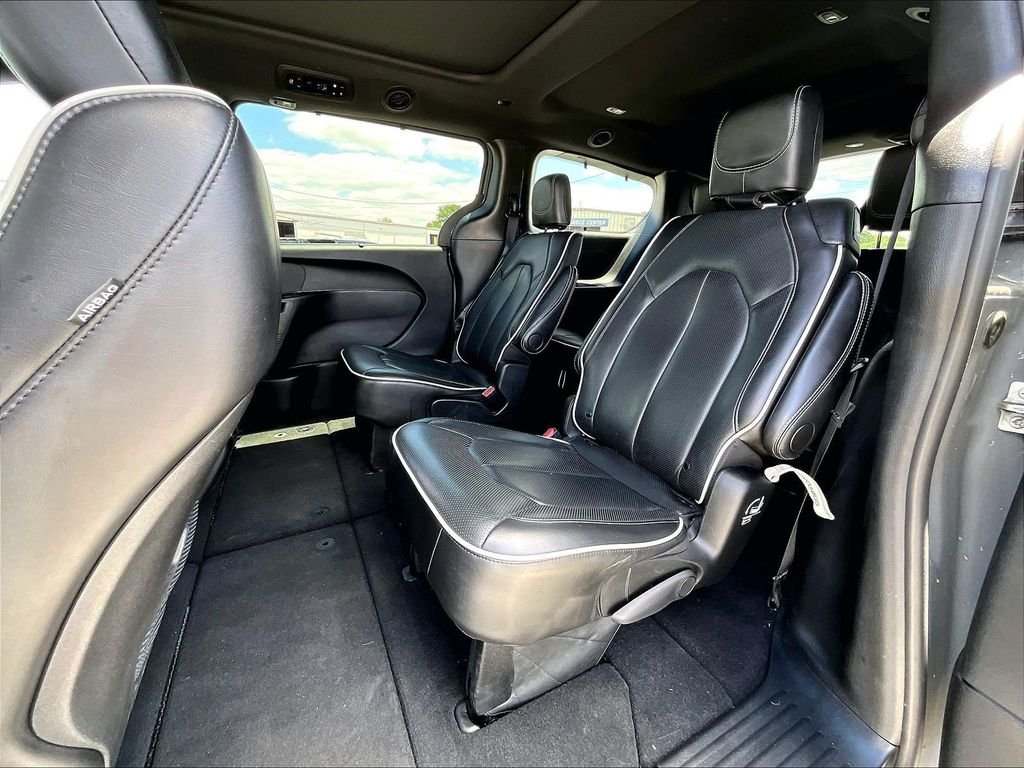 Used 2025 White Chrysler Limited image 15