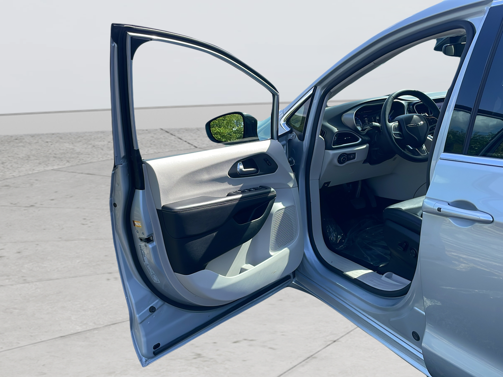 Used 2024 Silver Chrysler Touring L image 34