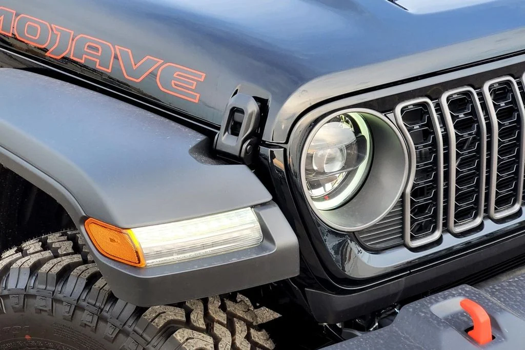 New 2025 Black Jeep Mojave image 2