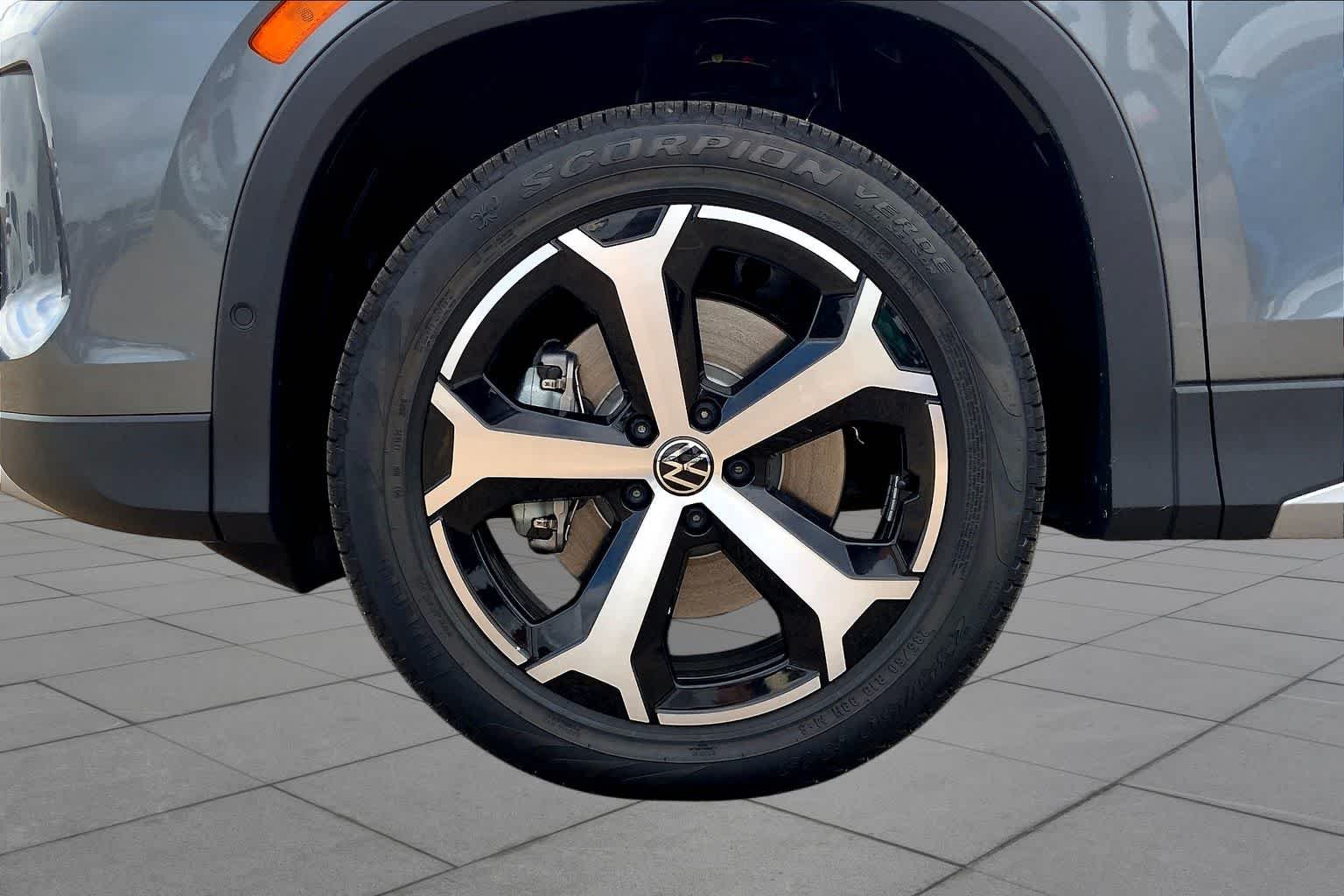 2025 Volkswagen Tiguan SE - Photo 12