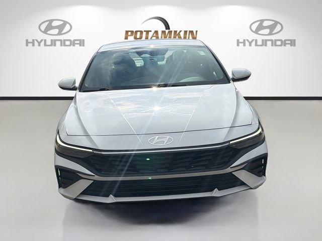 Used 2025 White Hyundai SE image 2