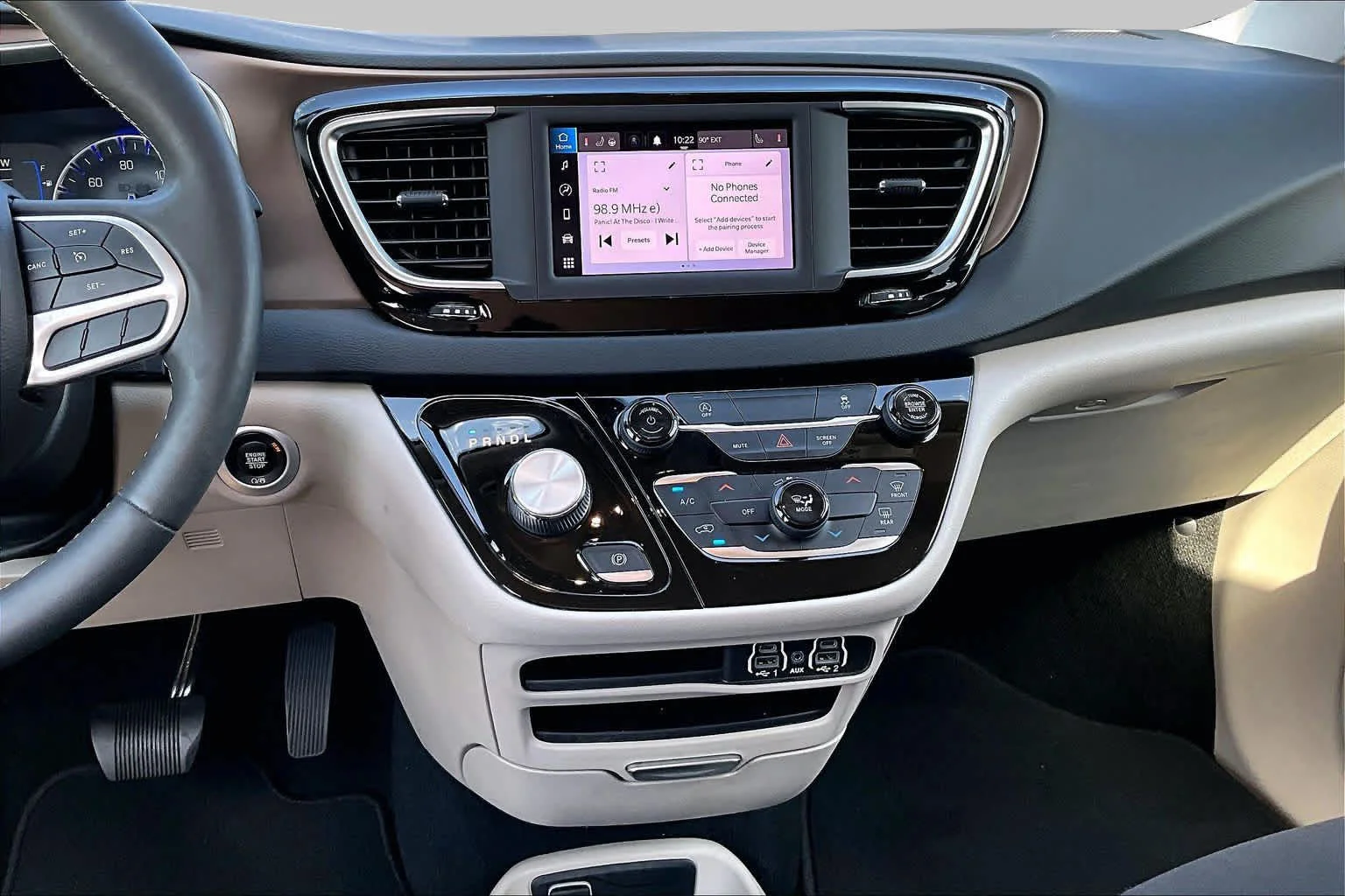 Pre-Owned 2022 Chrysler Voyager LX