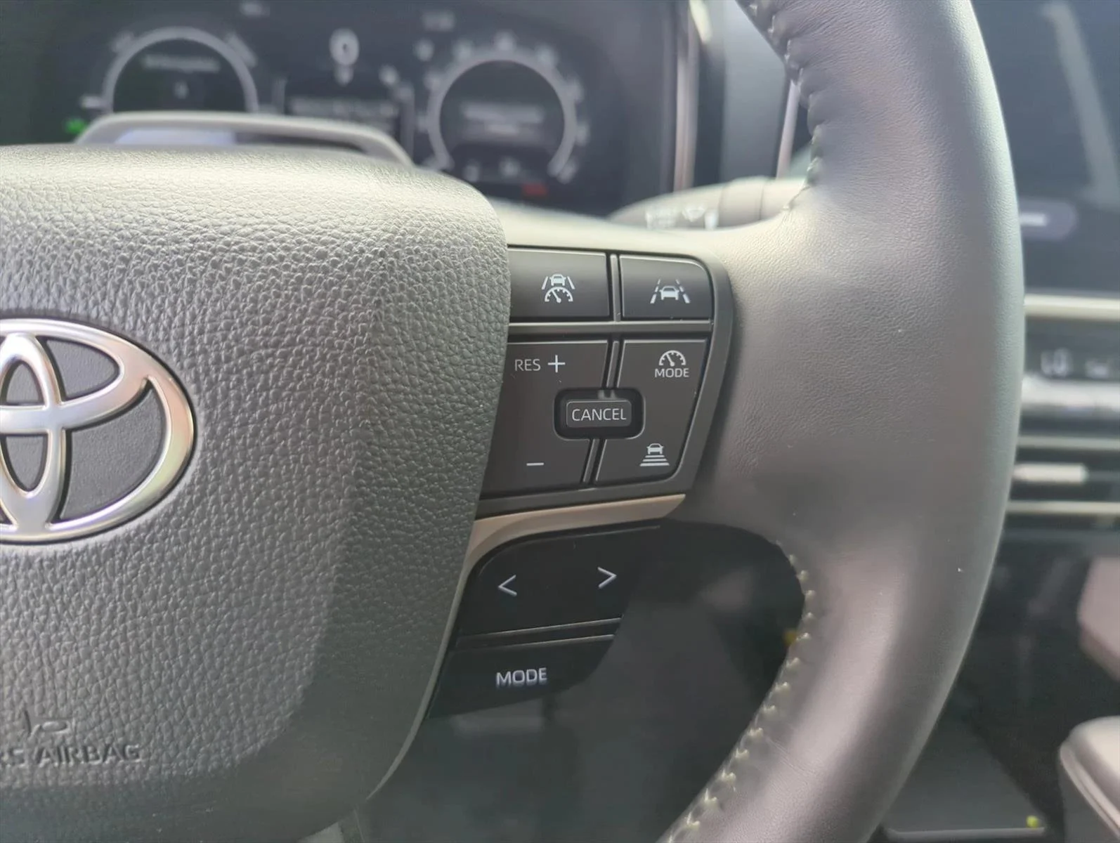 Used 2025 Wind Chill Pearl Toyota XLE image 15