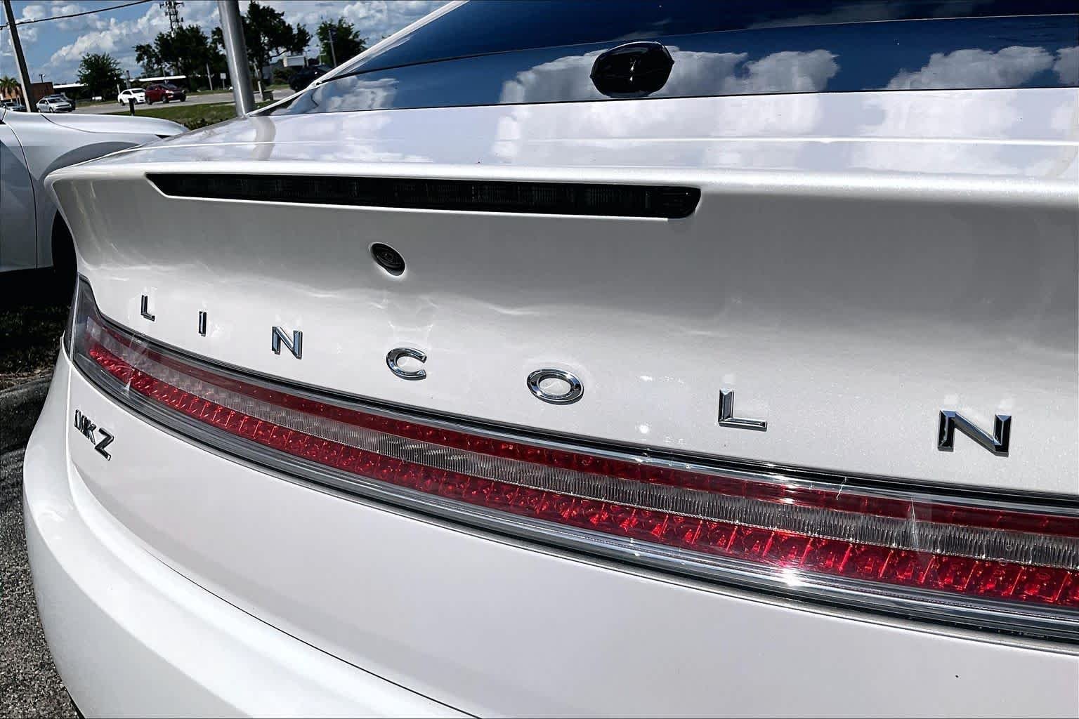 Used 2020 White Platinum Metallic Tri-Coat Lincoln Reserve image 31