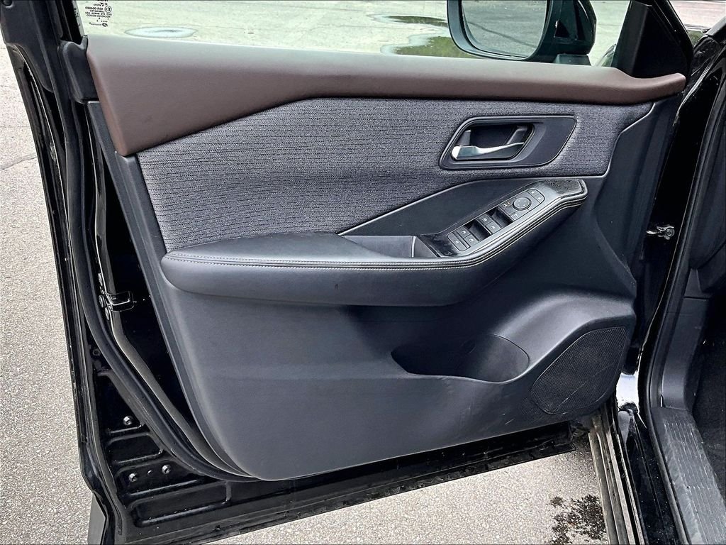 Used 2022 Super Black Nissan SV image 9