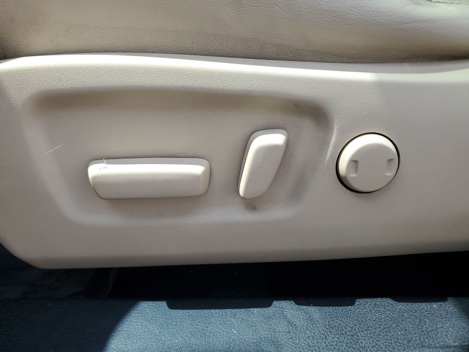Used 2015 Red Toyota LE Plus V6 image 25