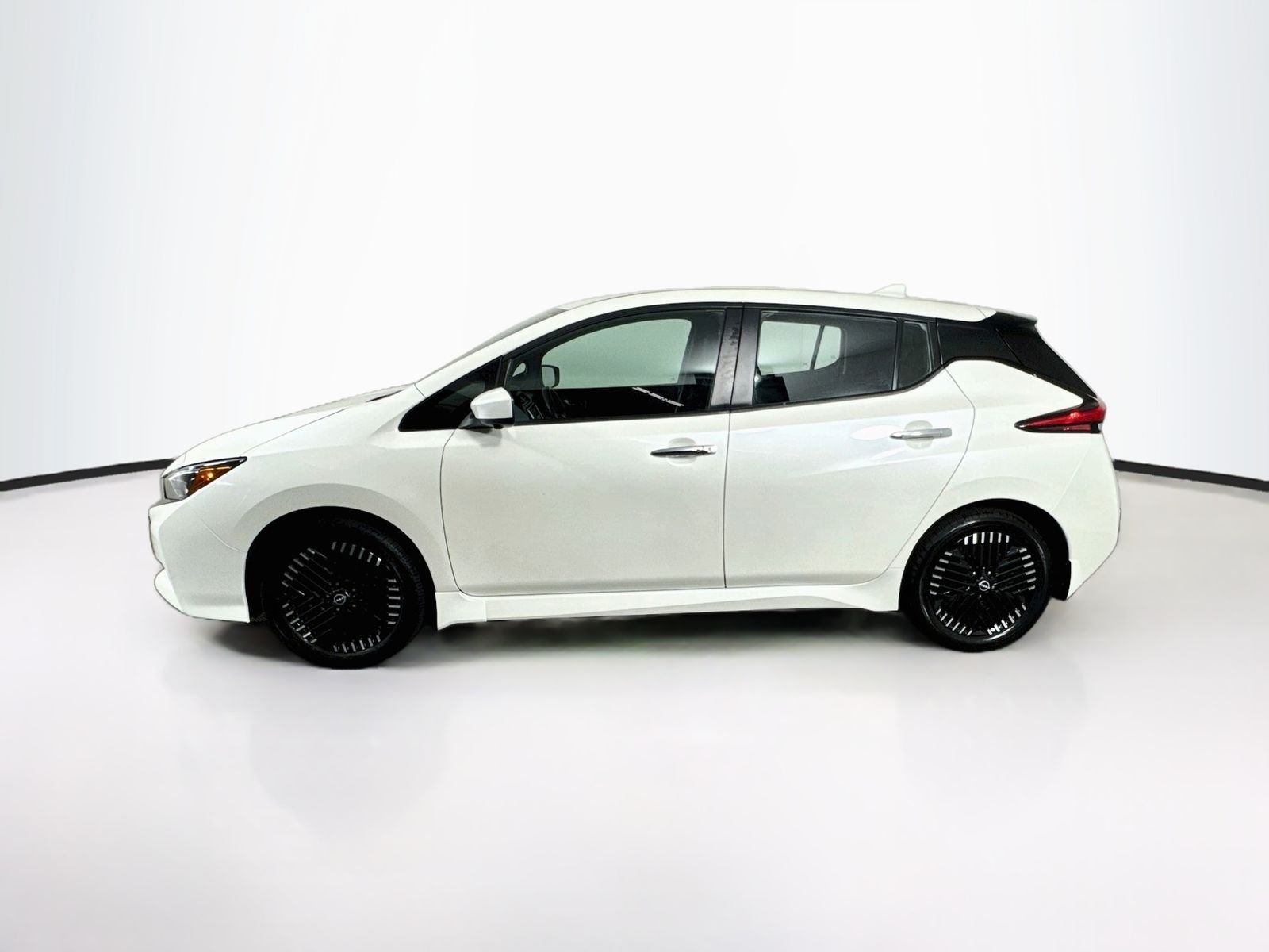 Used 2023 White Nissan SV Plus image 4