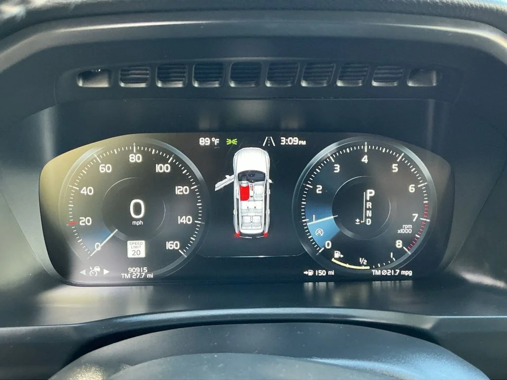 Used 2018 White Volvo T6 Momentum image 14