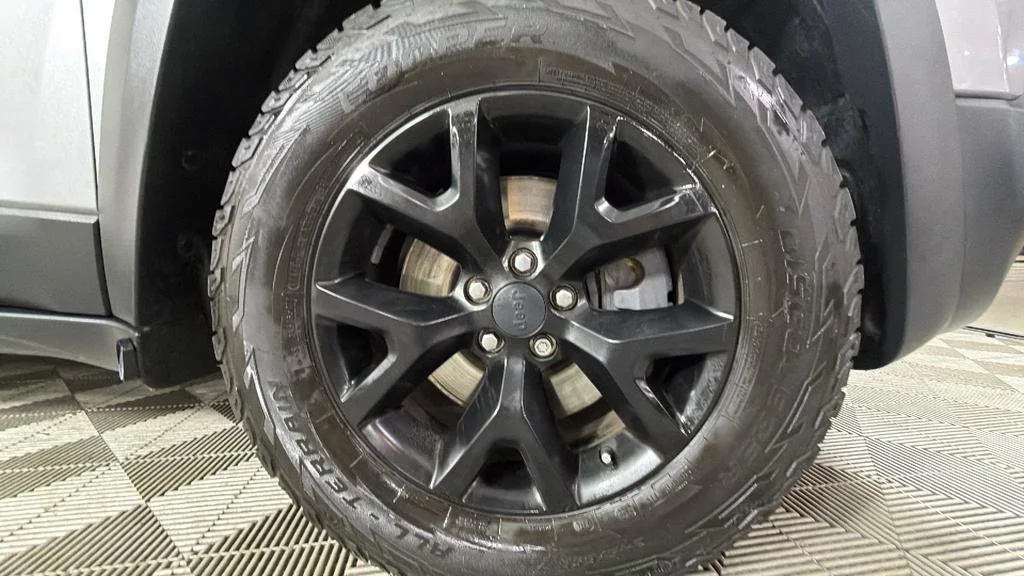 Used 2017 Silver Jeep Trailhawk 4x4 image 36