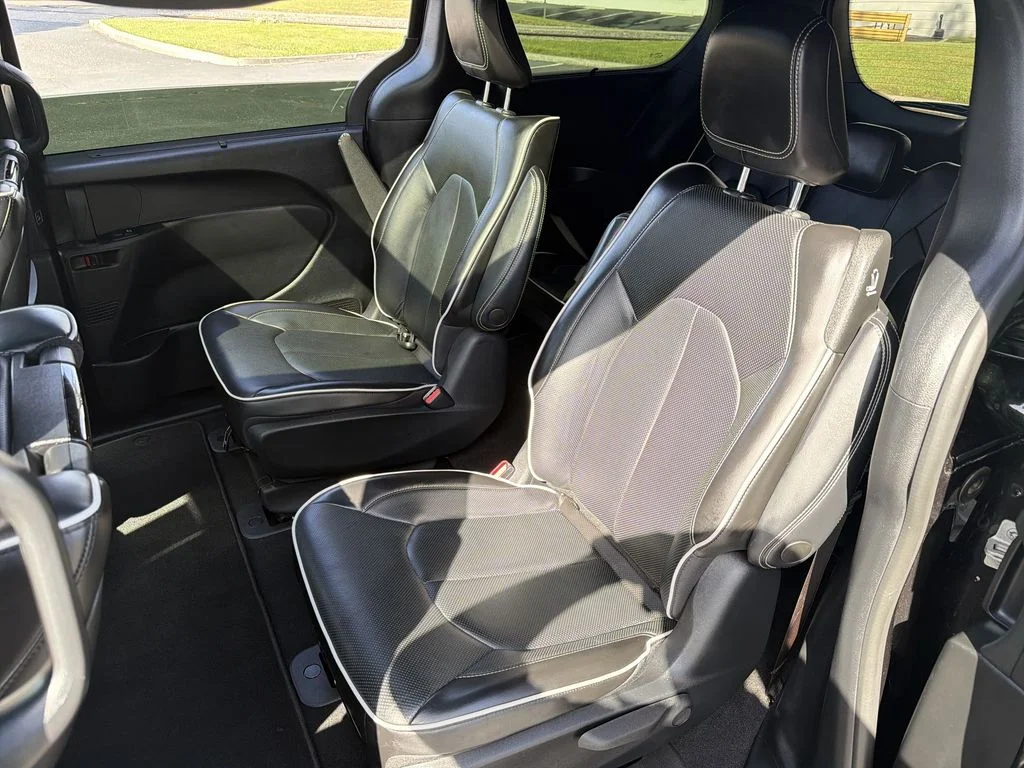 Used 2022 Black Chrysler Limited image 25