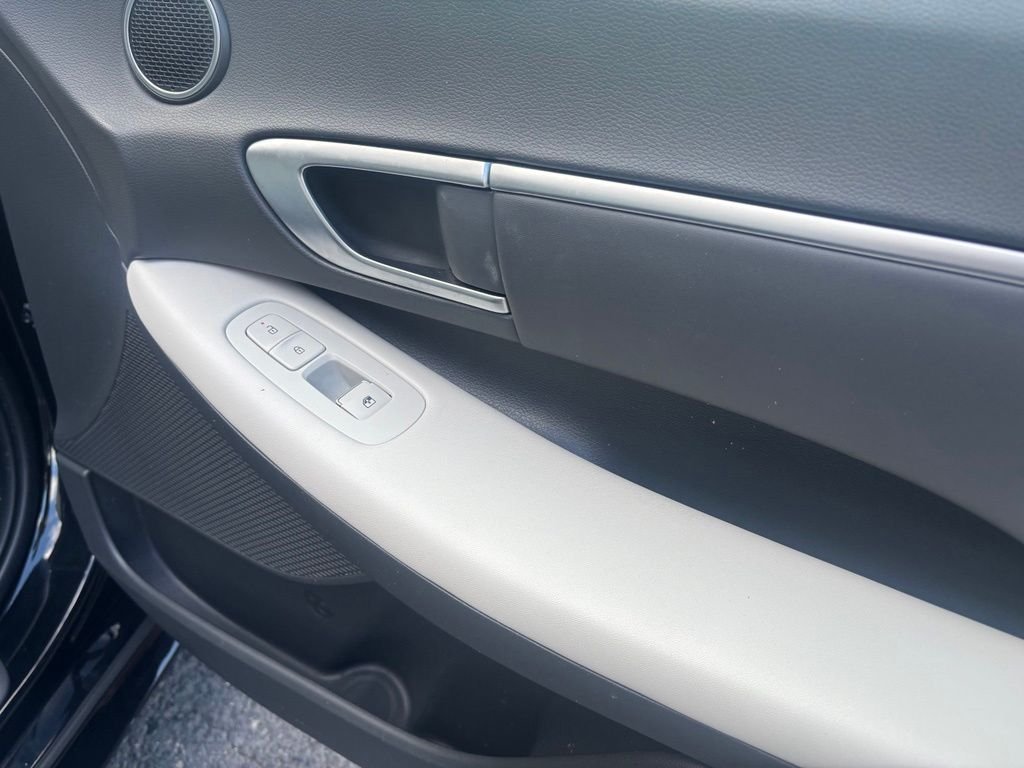 Used 2025 Black Hyundai SEL image 13