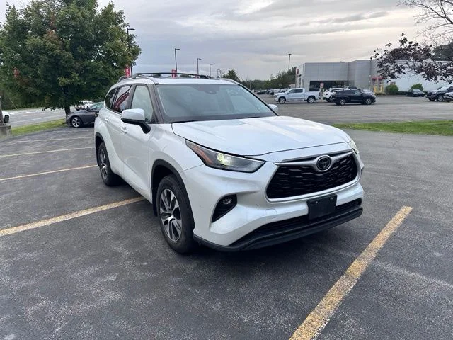 Used 2023 Off-white Toyota XLE image 1