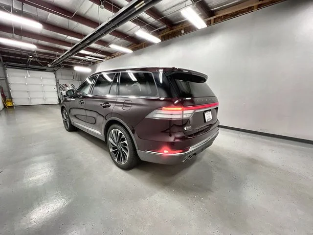 Used 2020 Red Lincoln Reserve image 6
