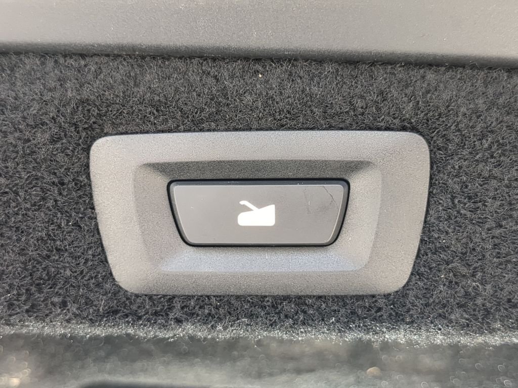 Used 2025 Red Lucid Touring image 10