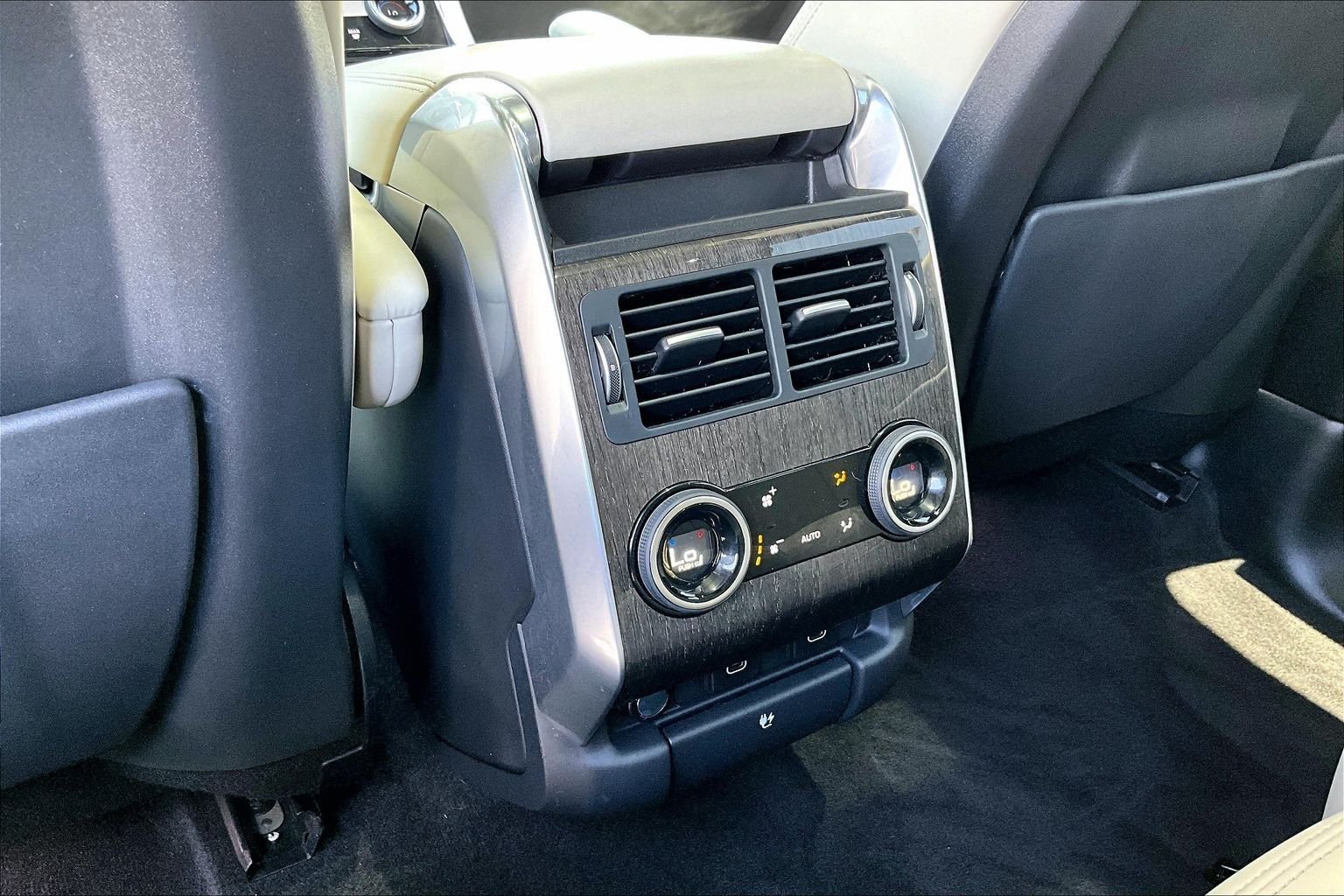 Used 2022 White Land Rover HSE Silver Edition image 33