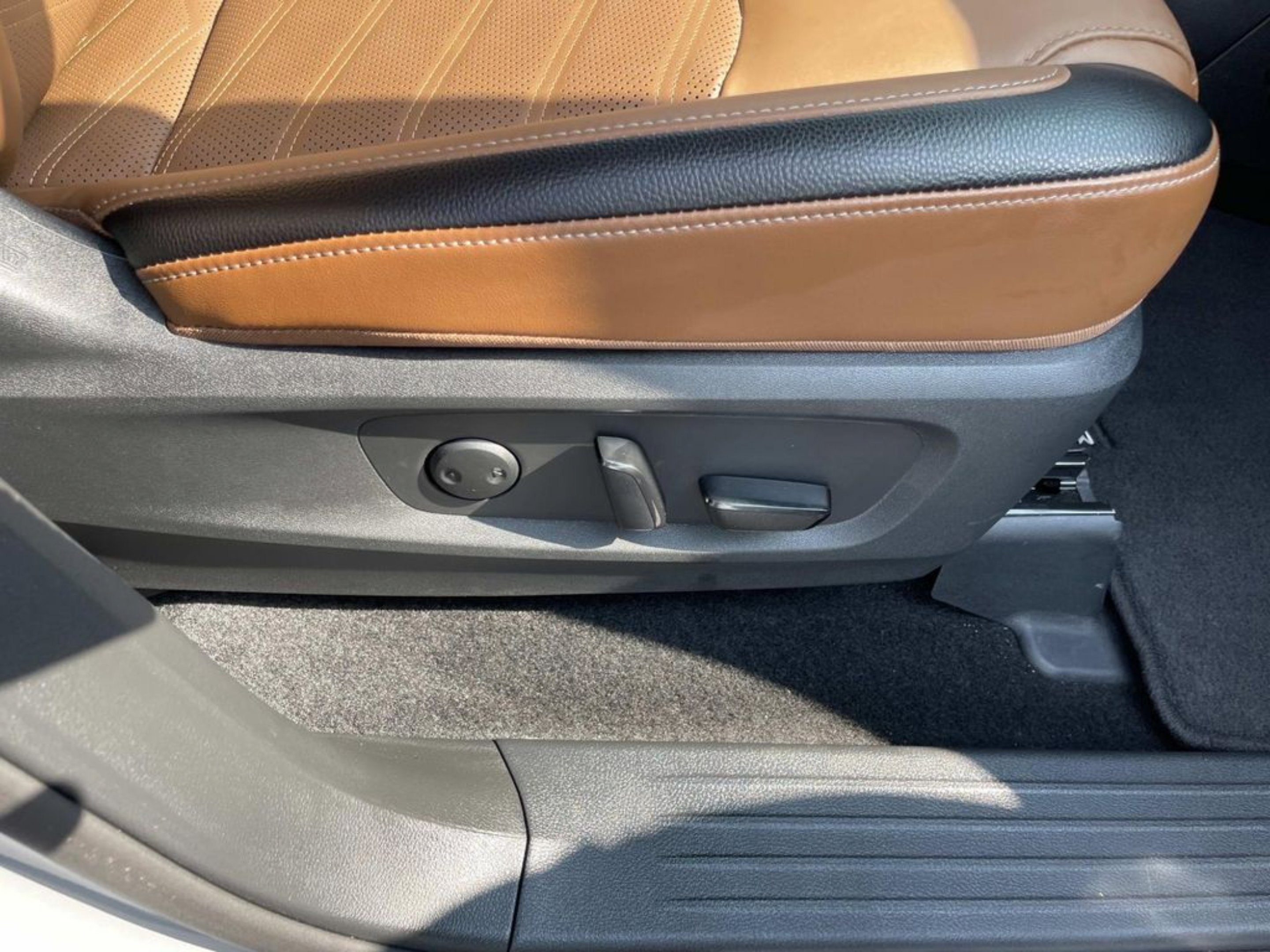 Used 2025 Gray Nissan Platinum image 21