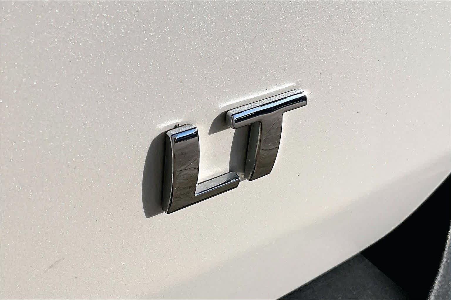 Used 2018 Iridescent Pearl Tricoat Chevrolet LT Cloth image 10