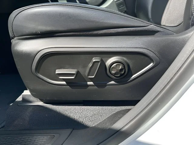 Used 2023 White Jeep Altitude image 12