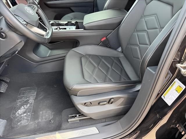 Used 2025  Volkswagen 2.0T SE w/Technology image 7