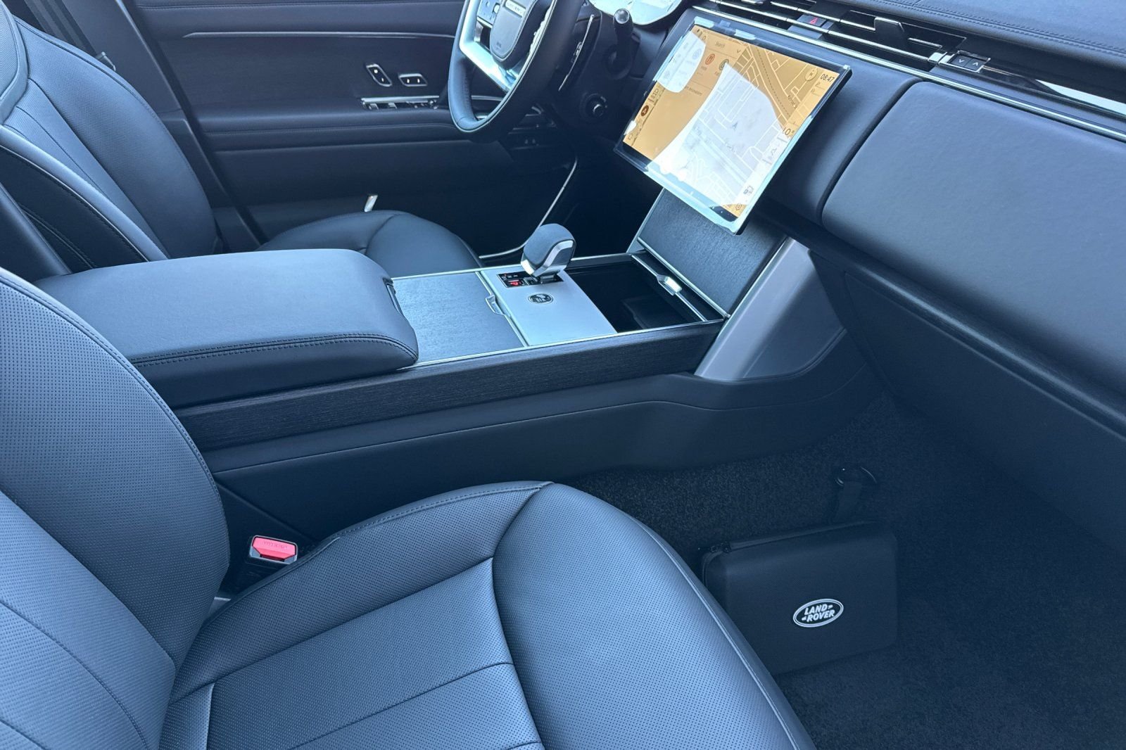 New 2026 Carpathian Grey Land Rover SE image 17