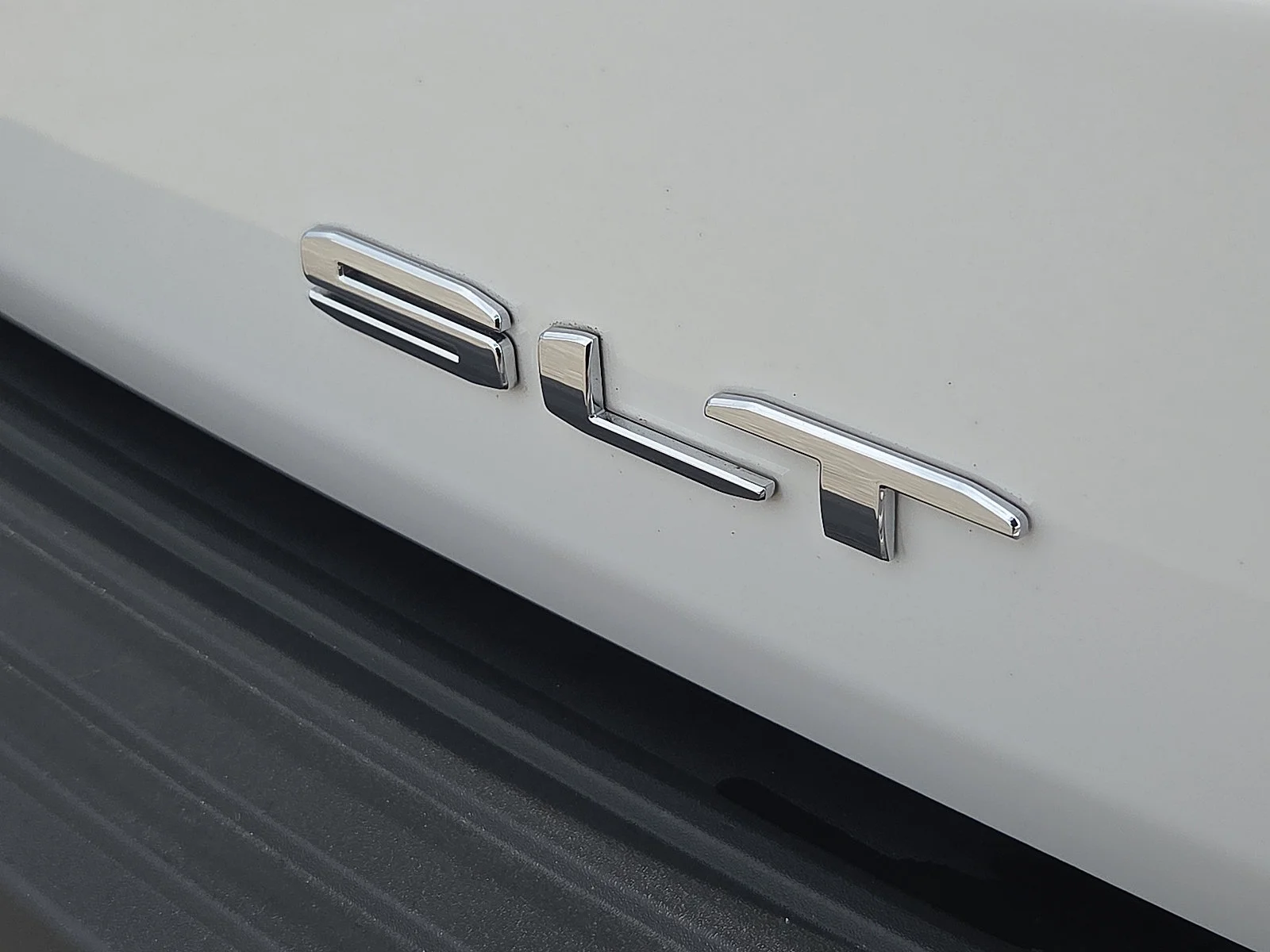 Used 2023 Summit White GMC SLT image 8