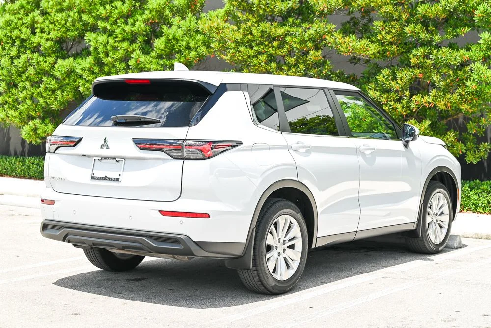 Used 2025  Mitsubishi ES image 4