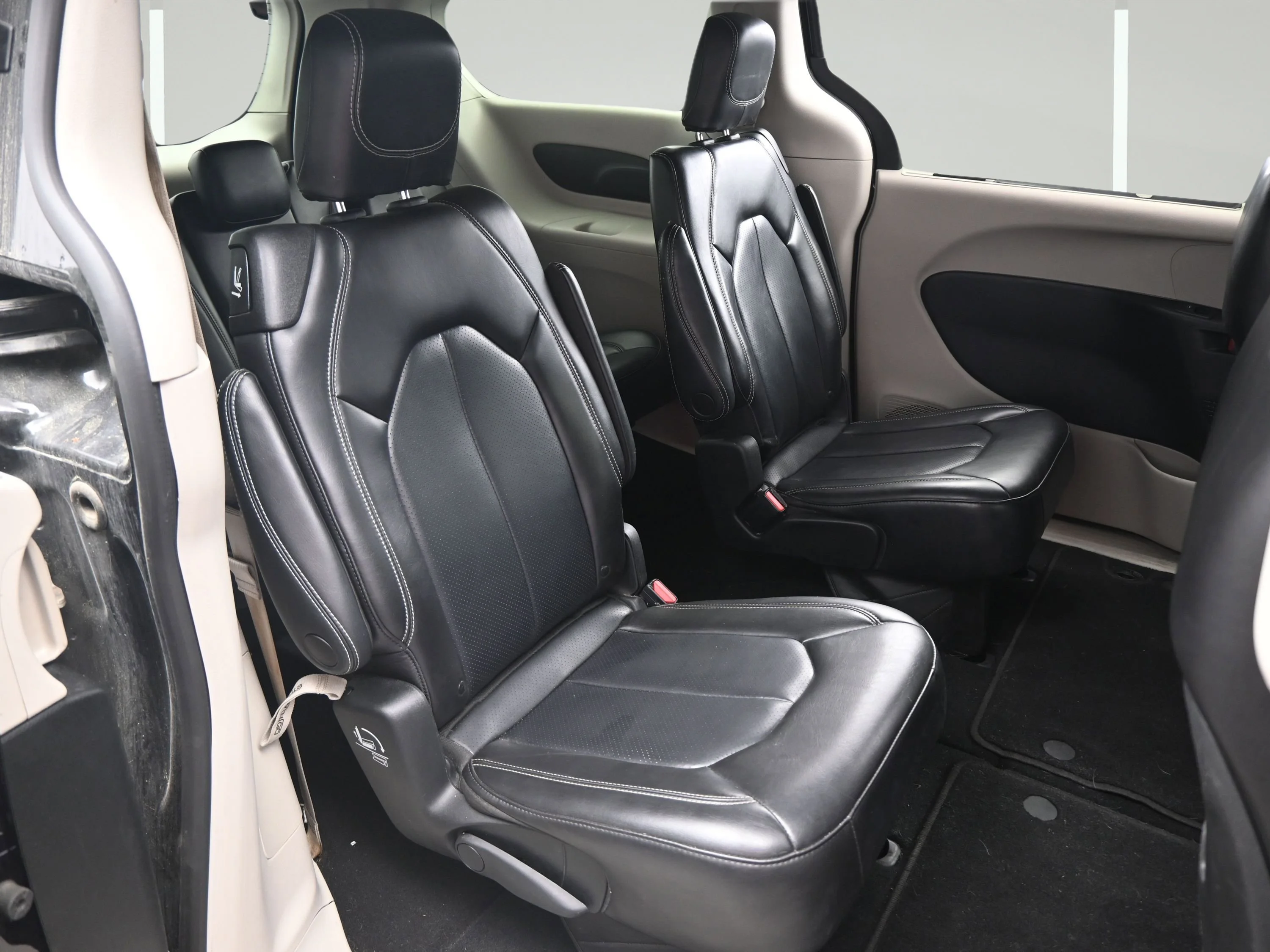 Used 2023 Brilliant Black Crystal Pearlcoat Chrysler Touring L image 15