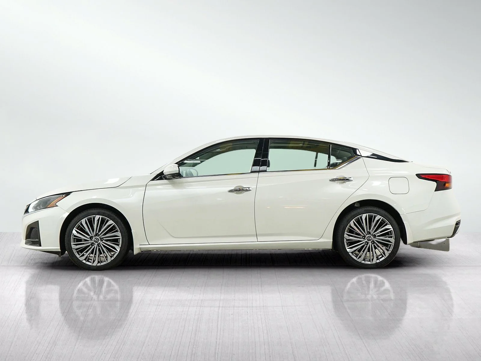 Used 2023 Nissan Altima SL with VIN 1N4BL4EW9PN396646 for sale in Burnsville, Minnesota