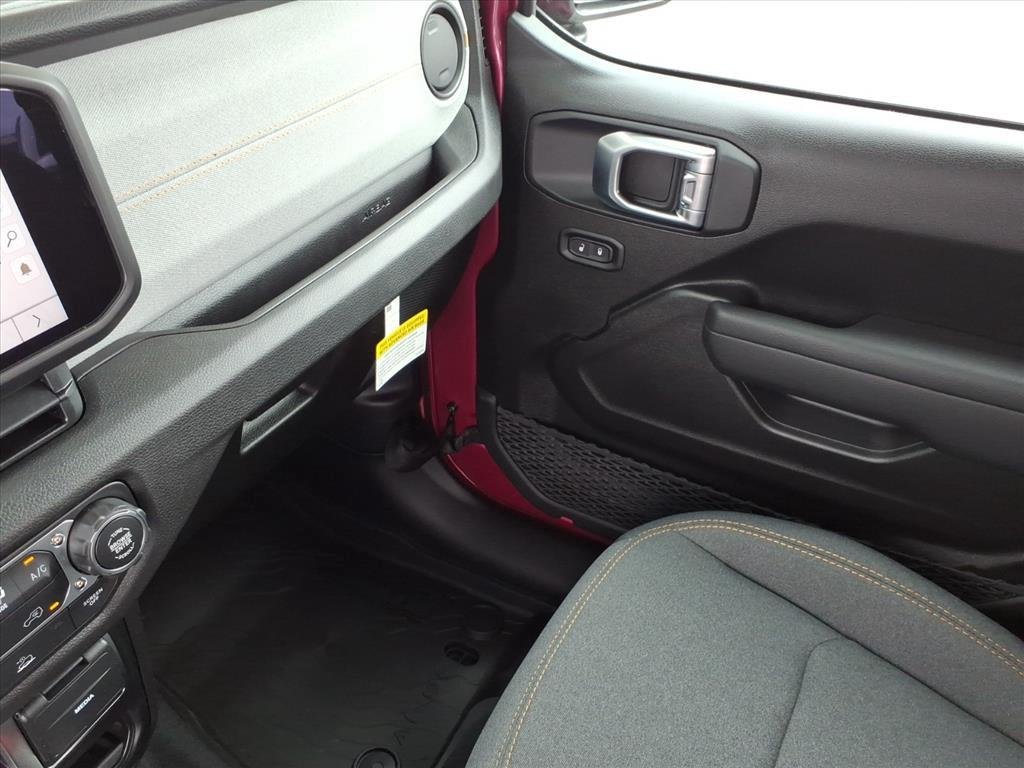 New 2026 Tuscadero Pearlcoat Jeep Sport image 17