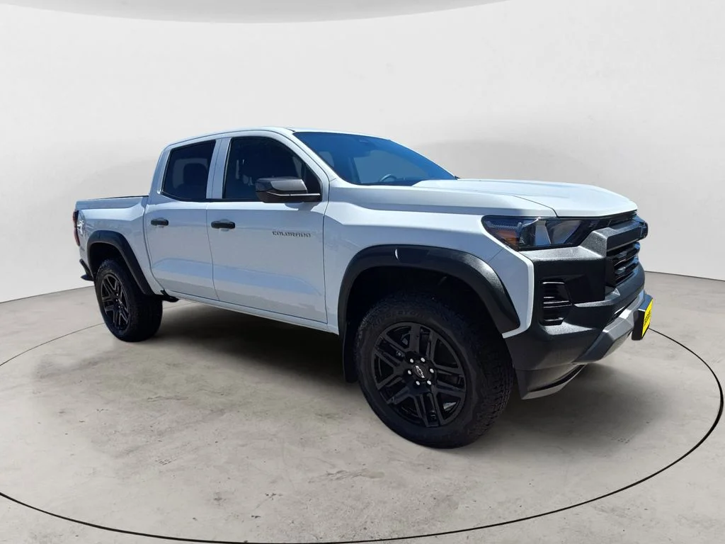 Used 2025 White Chevrolet Trail Boss image 3