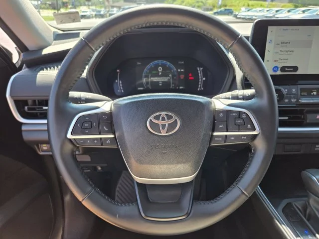 Used 2025 Silver Toyota XLE image 29