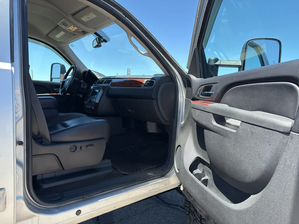 Used 2010 SHEER SILVER METALLIC Chevrolet LTZ image 15