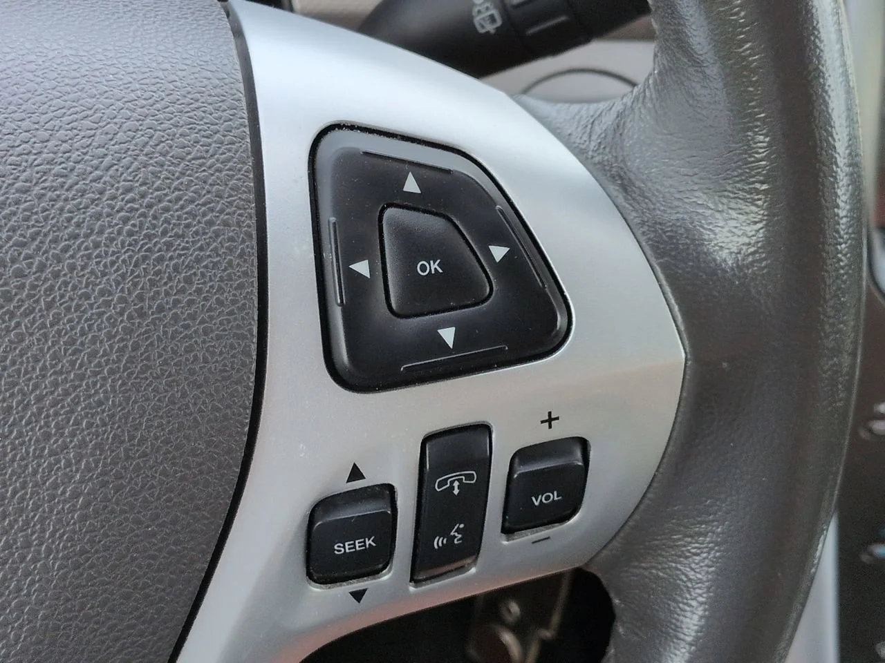 Used 2013 White Suede Ford SEL image 25