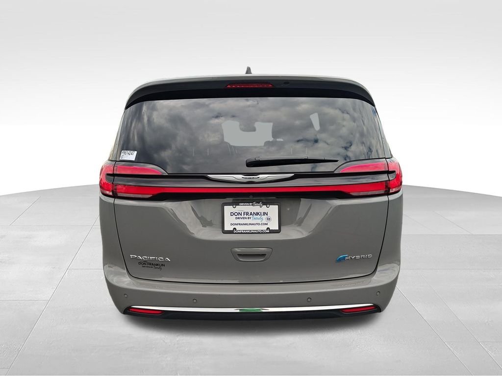Used 2023 White Chrysler Touring L image 4