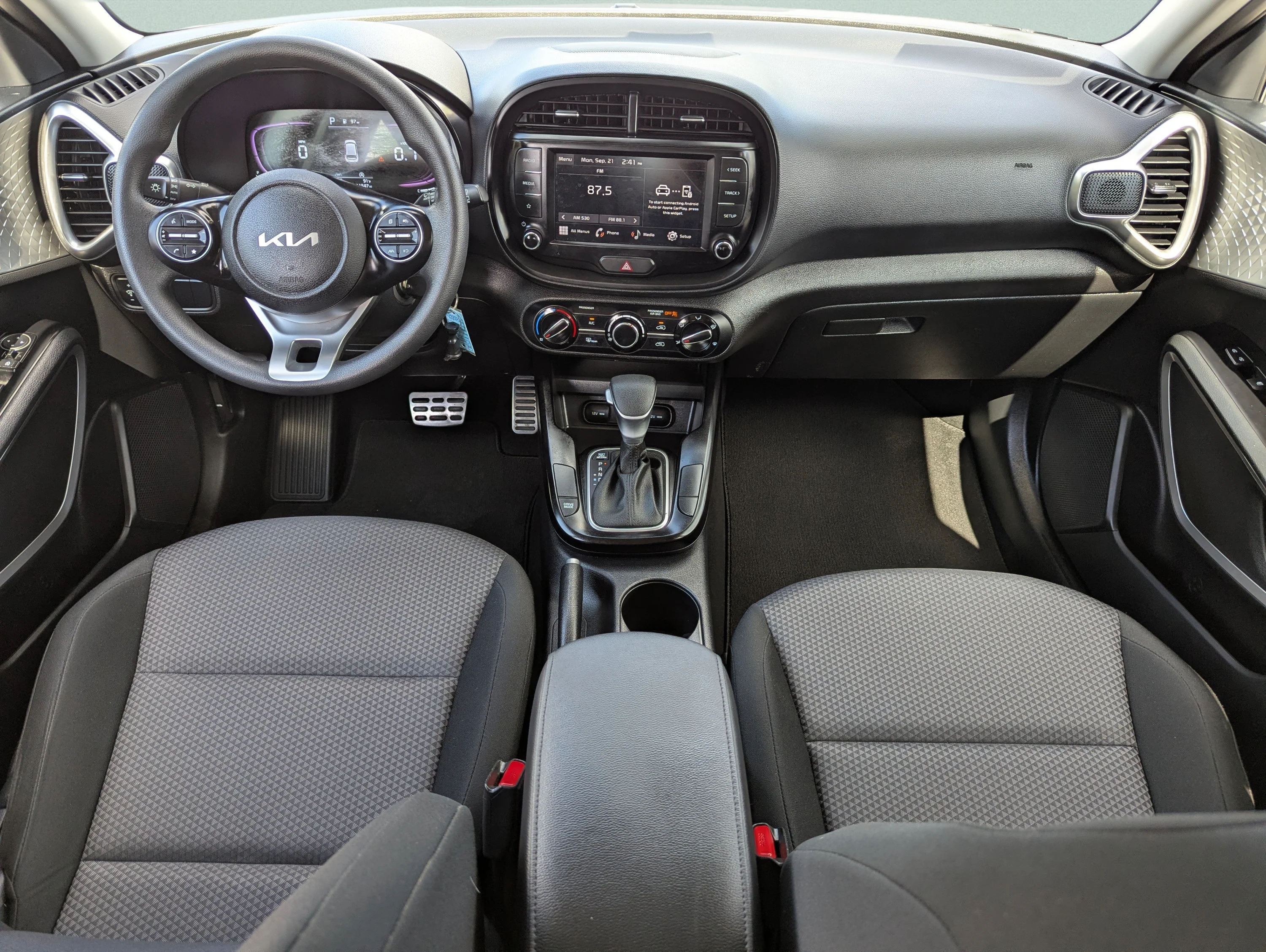 Used 2024 Snow White Pearl Kia LX image 18