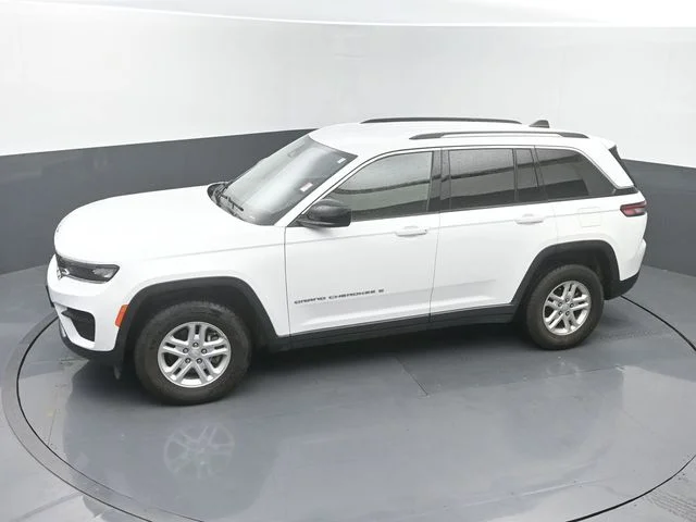 Used 2024 White Jeep Laredo image 30