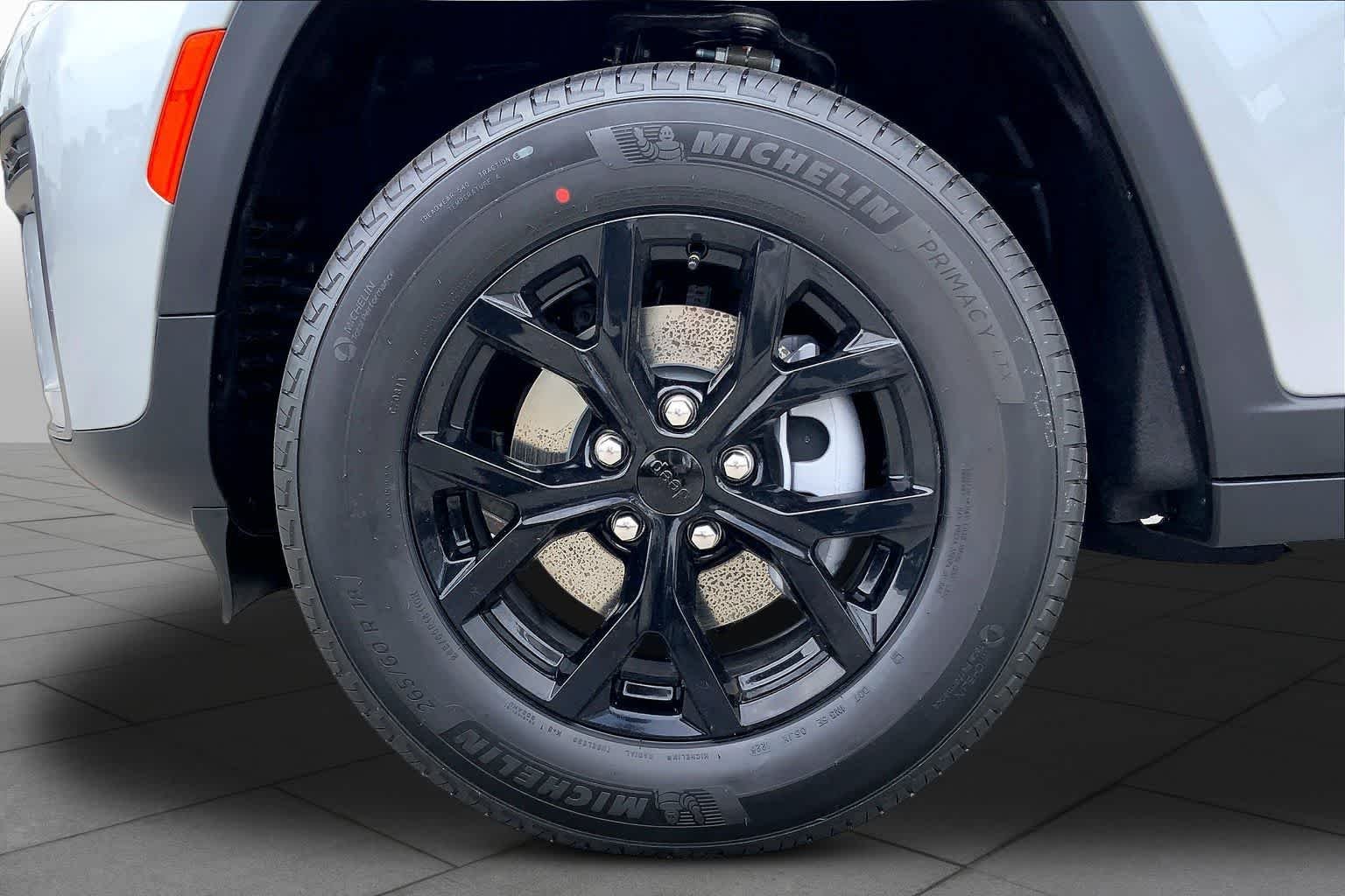 New 2026 Silver Zynith Exterior Paint Jeep Laredo Altitude image 8