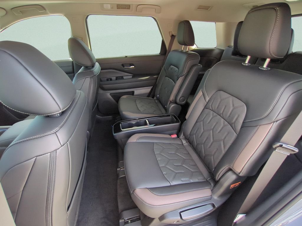 New 2026 Boulder Gray Pearl / Super Black Two-tone Nissan Platinum image 10