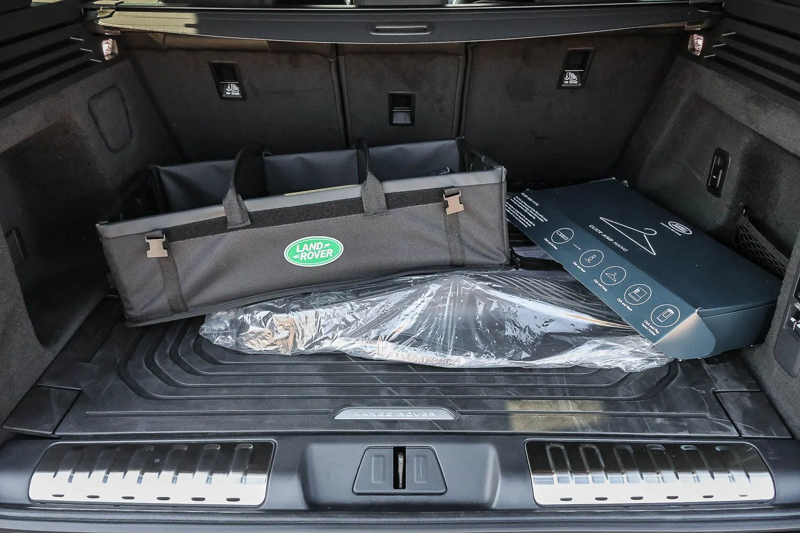 New 2026 Santorini Black Land Rover Dynamic SE image 27