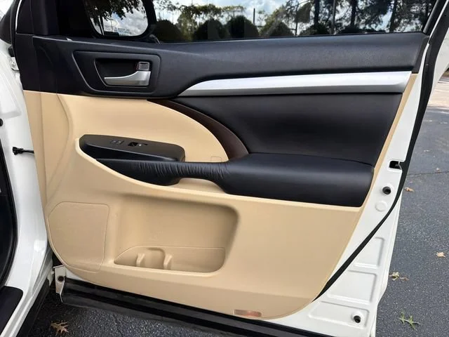 Used 2015 White Toyota XLE V6 image 14