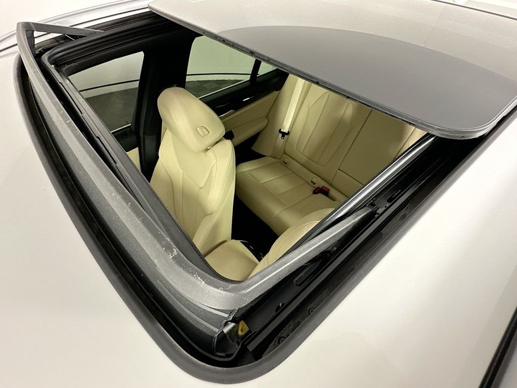 Used 2020 Mineral White Metallic BMW xDrive30i image 22